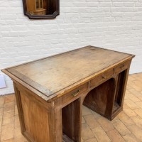 Oak counter shop from the 1930s