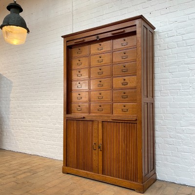 Oak notary cabinet from the 1930s