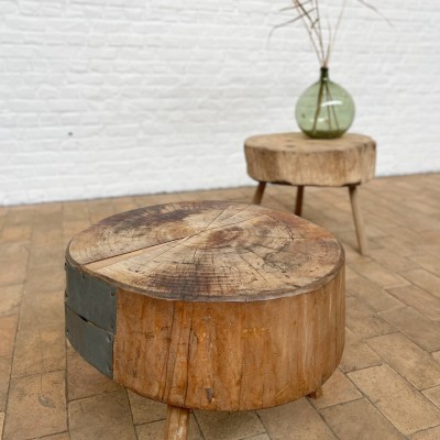 Paire de tables basses primitives en bois