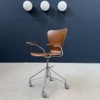 Arne  JACOBSEN  Series 7 Model 3217  Office chair