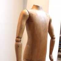 Ancien mannequin de commerce en bois