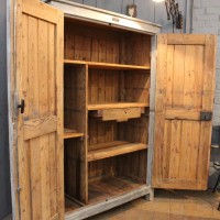 Ancienne armoire d'atelier en bois