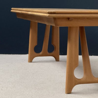 GUILLERME et CHAMBRON extendable Mid century oak dining table