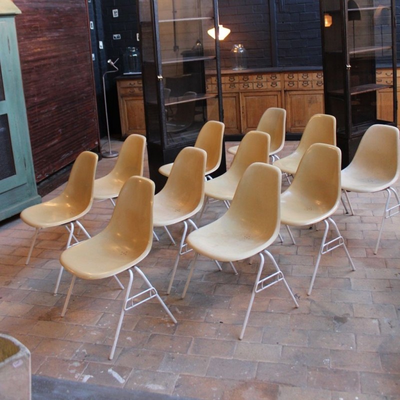 Industrial furniture - 11 Fiberglass Chairs by Charles and Ray Eames 1960