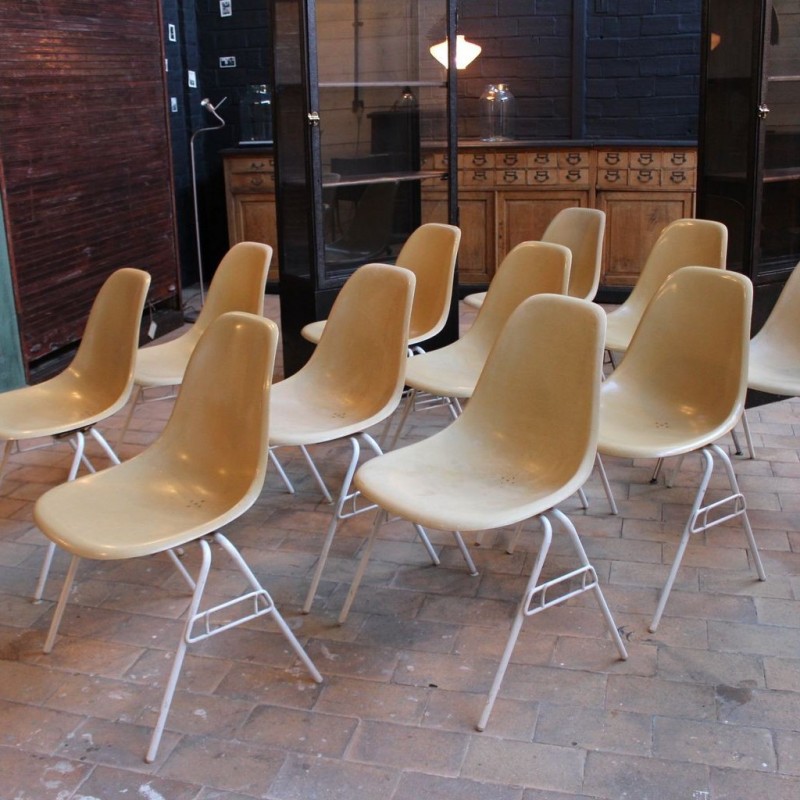 Industrial furniture - 11 Fiberglass Chairs by Charles and Ray Eames 1960