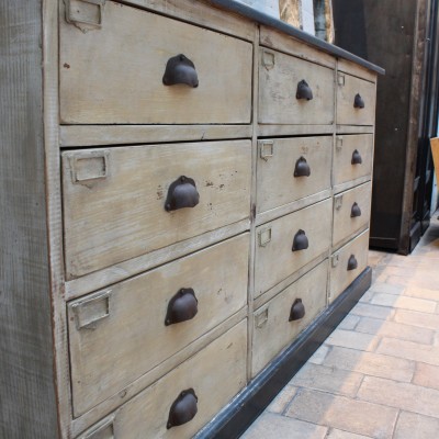 Ancien meuble en bois à tiroirs