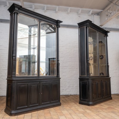 Exceptional pair of Napoleon III display cabinets, 19th century