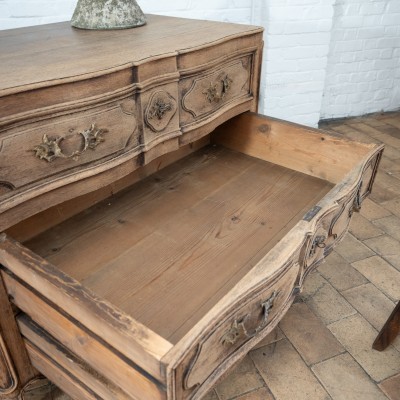Louis XV style French oak crossbow chest of drawers, early 20th century