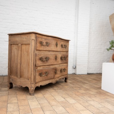 Large curved walnut chest of drawers, 18th century