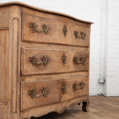 Large curved walnut chest of drawers, 18th century
