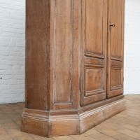 Imposing Swedish oak cupboard with gendarme hat, 18th century