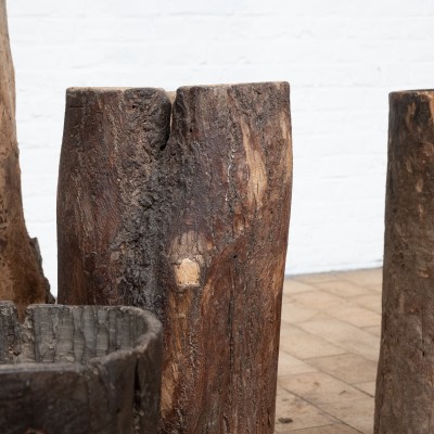 Ensemble de grands pots en bois primitifs