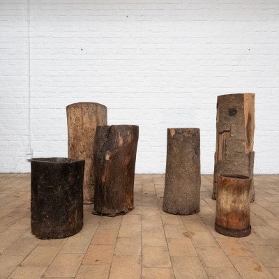 Ensemble de grands pots en bois primitifs