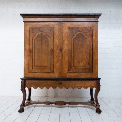 Oak and walnut 2-door cabinet, 18th century