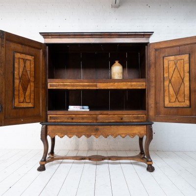 Oak and walnut 2-door cabinet, 18th century