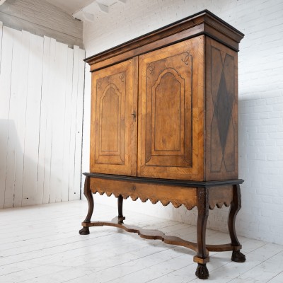 Oak and walnut 2-door cabinet, 18th century