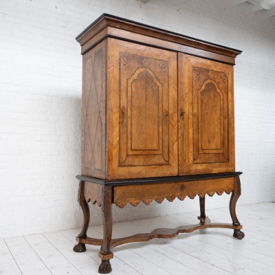 Oak and walnut 2-door cabinet, 18th century