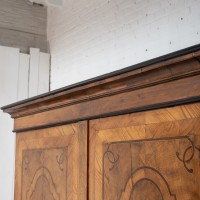 Oak and walnut 2-door cabinet, 18th century