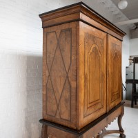 Oak and walnut 2-door cabinet, 18th century