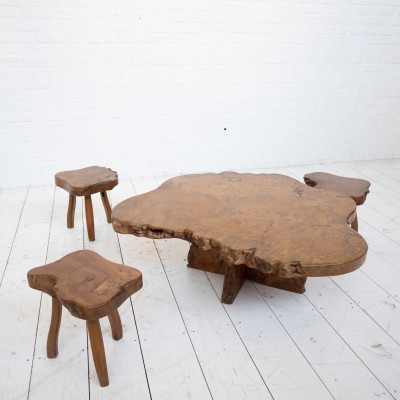 Table basse brutaliste en orme 3 tabourets