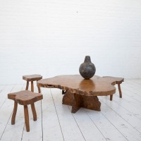 Table basse brutaliste en orme 3 tabourets