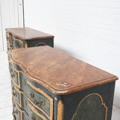 Ensemble de commodes arbalète en bois peint, début 20ème