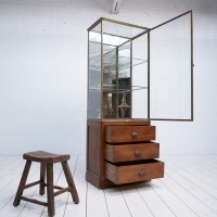 Vitrine de commerce laiton et chêne, début 20ème