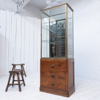 Vitrine de commerce laiton et chêne, début 20ème