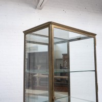 Vitrine de commerce laiton et chêne, début 20ème