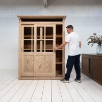 Vitrine en bois à portes coulissantes, 1930