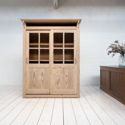 Vitrine en bois à portes coulissantes, 1930