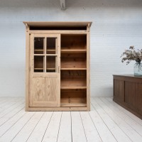 Vitrine en bois à portes coulissantes, 1930