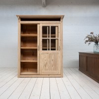 Vitrine en bois à portes coulissantes, 1930
