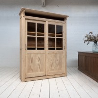 Vitrine en bois à portes coulissantes, 1930
