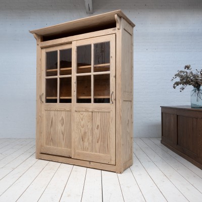 Vitrine en bois à portes coulissantes, 1930