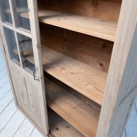 Vitrine en bois à portes coulissantes, 1930