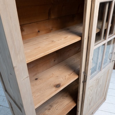 Vitrine en bois à portes coulissantes, 1930