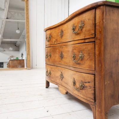 Curved cherry wood chest of drawers, Italy, 18th century