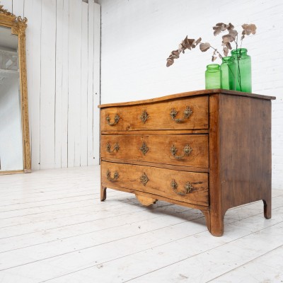 Curved cherry wood chest of drawers, Italy, 18th century