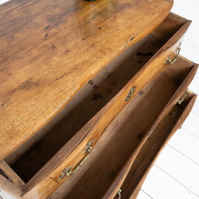 Curved cherry wood chest of drawers, Italy, 18th century