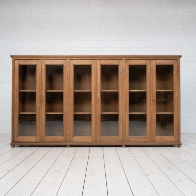 Grande vitrine en chêne, début 20ème
