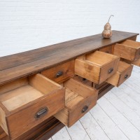 Meuble de métier à tiroirs et portes coulissantes