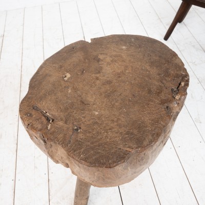 Table d'appoint brutaliste en orme, 19ème