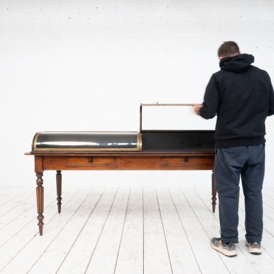 Imposante vitrine à poser en laiton, 1920