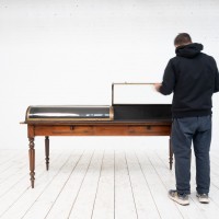 Imposante vitrine à poser en laiton, 1920