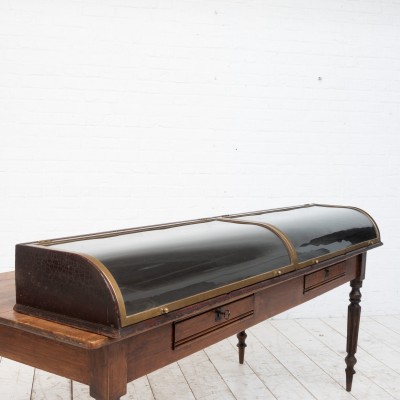 Imposante vitrine à poser en laiton, 1920