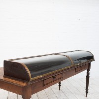 Imposante vitrine à poser en laiton, 1920