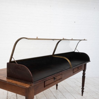 Imposante vitrine à poser en laiton, 1920