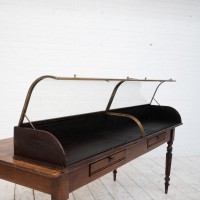 Imposante vitrine à poser en laiton, 1920