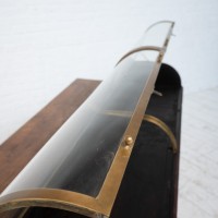 Imposante vitrine à poser en laiton, 1920